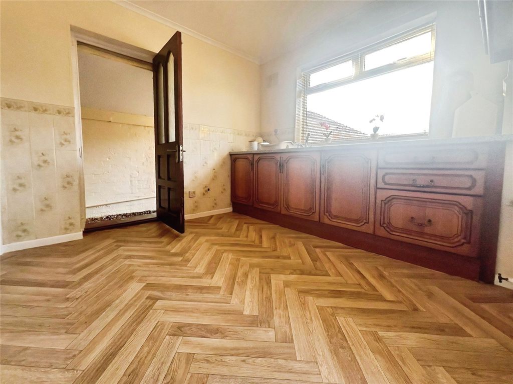 Property photo 3 of 21 Kitchen