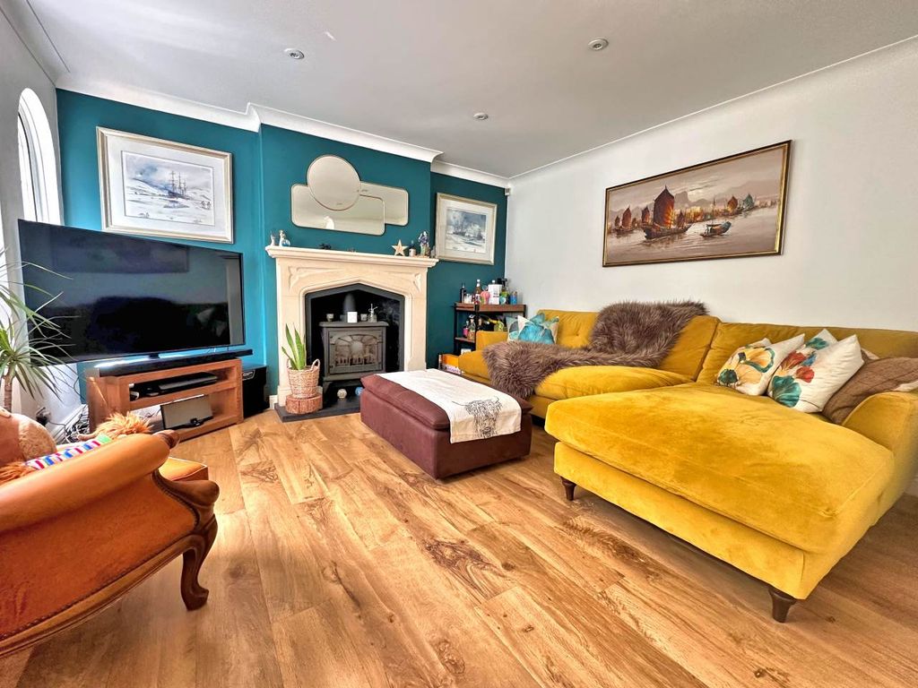 Property photo 3 of 20 Lounge 1