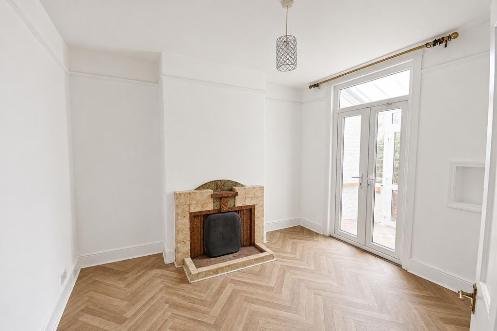 Property photo 3 of 12 Face28A0-7Ac8-4Ca2-B3A2-2E51Fee62485.Png