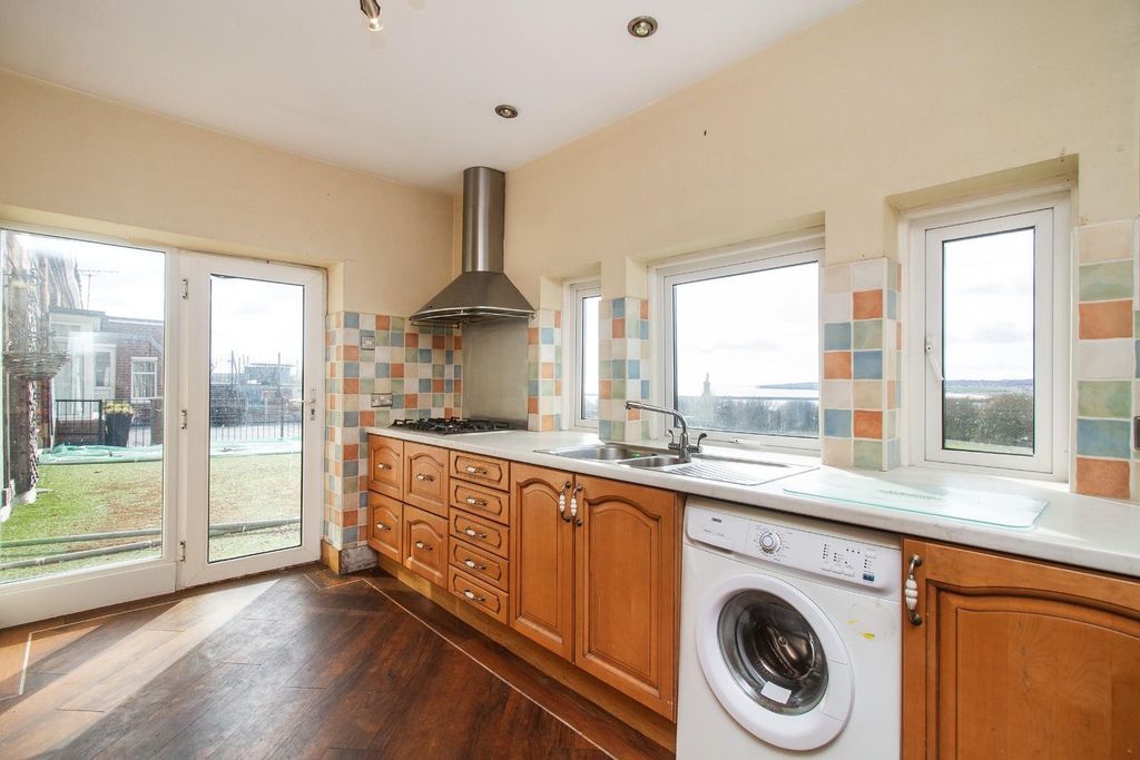 Property photo 3 of 8 Kitchen