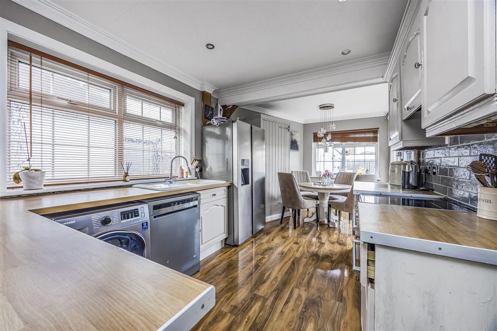 Property photo 1 of 15 7 Frobisher Grove, Portchester-Porticomarketing-O'