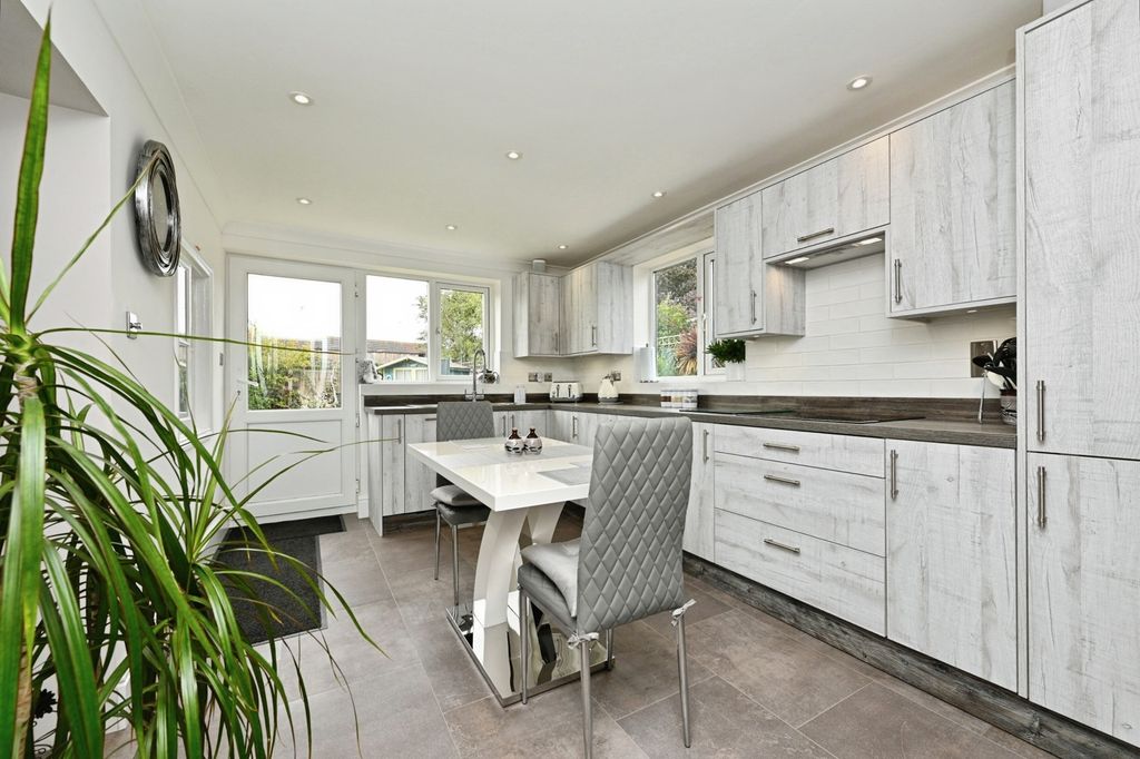 Property photo 2 of 17 Photo