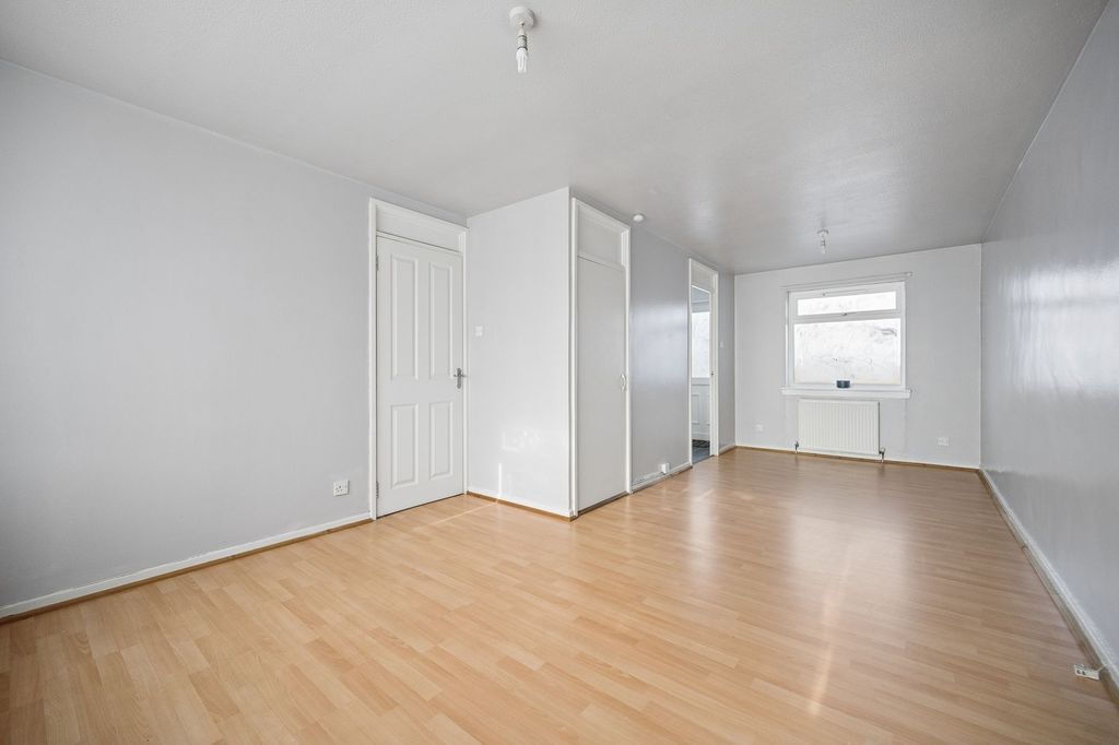 Property photo 2 of 23 Lounge/ Dining Area