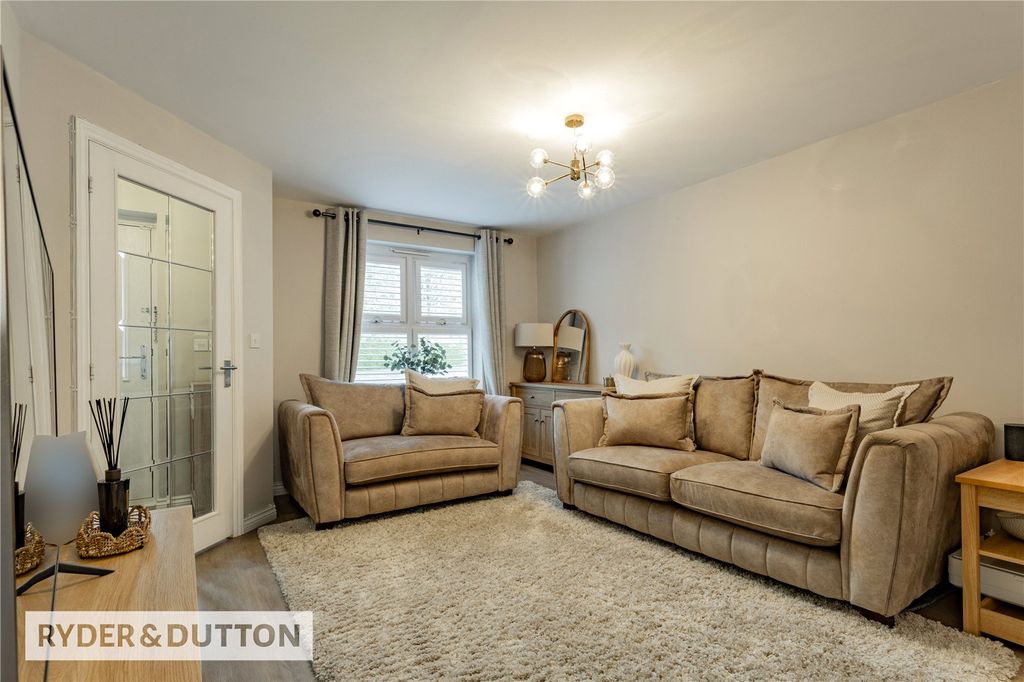 Property photo 3 of 19 Lounge