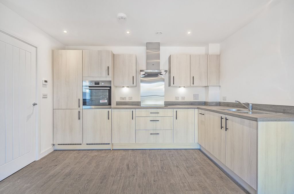 Property photo 3 of 8 Kitchen