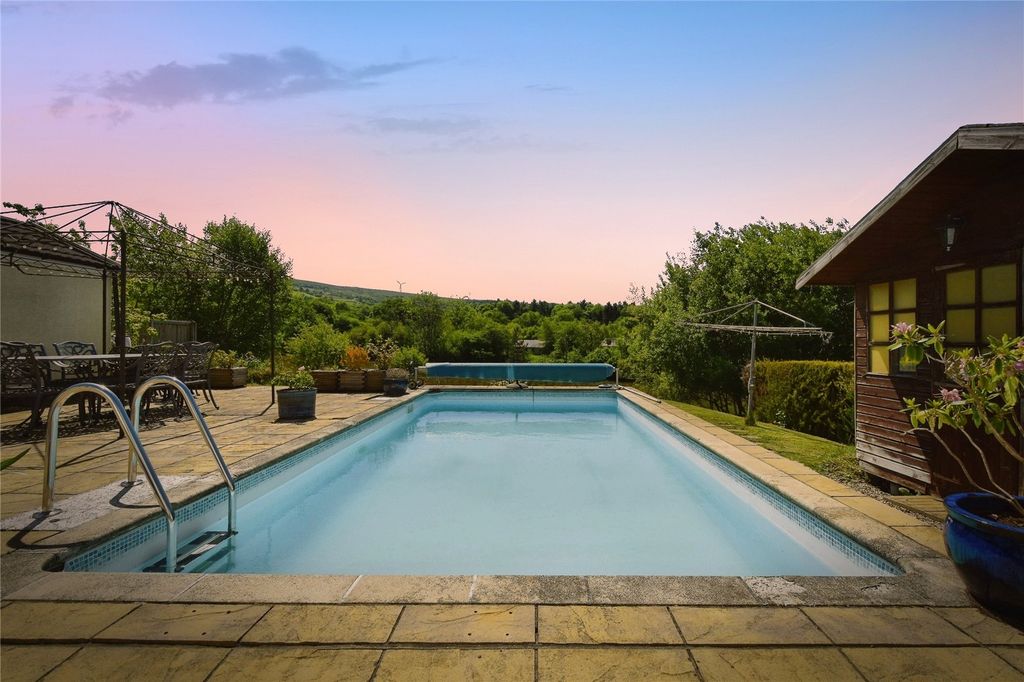 Property photo 2 of 23 Picture No. 32