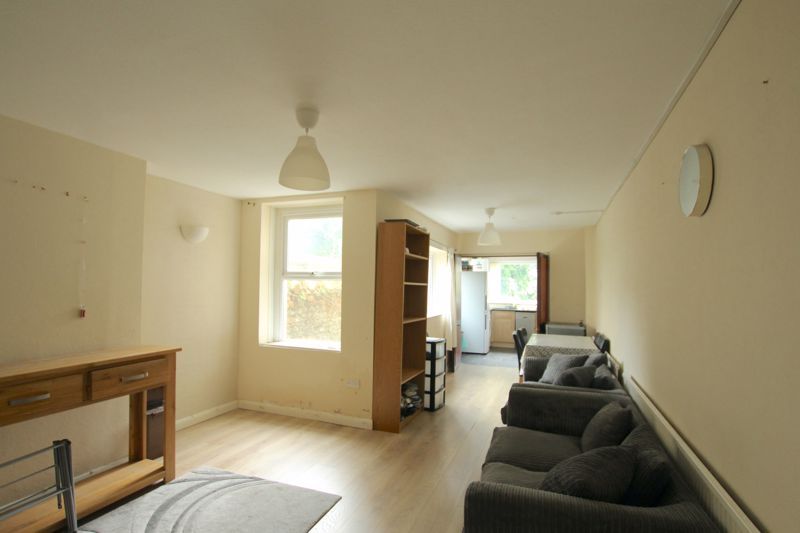 Property photo 1 of 7 Photo 5