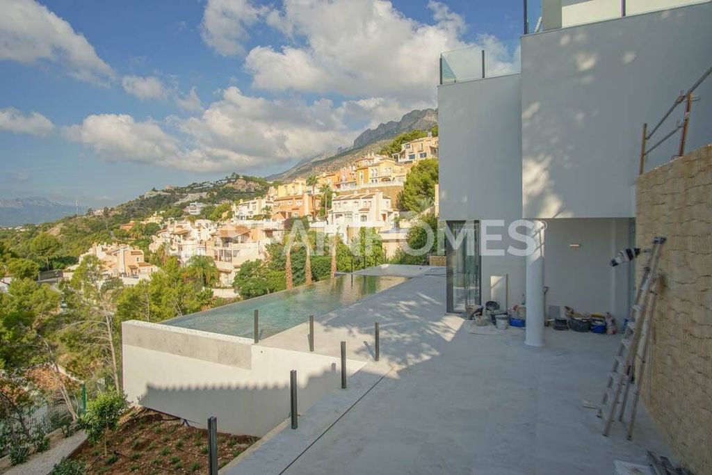 Property photo 2 of 37