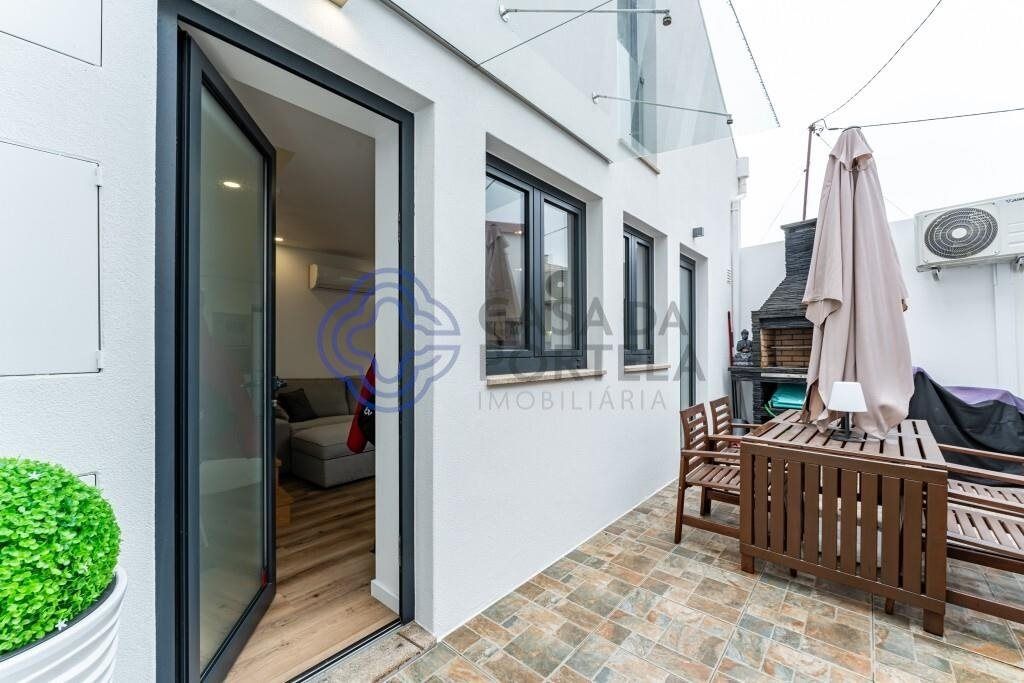 Property photo 1 of 22 T1 Home With Renovated Terrace And Equipped In The Center Of Matosinhos