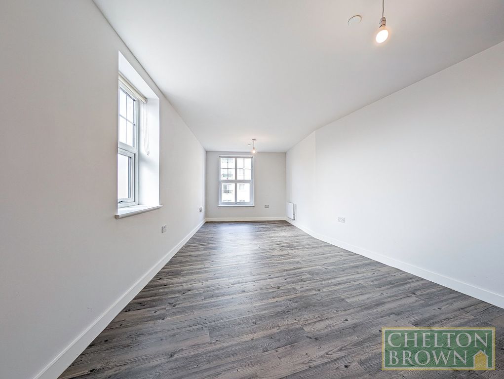 Property photo 3 of 18 Living Room