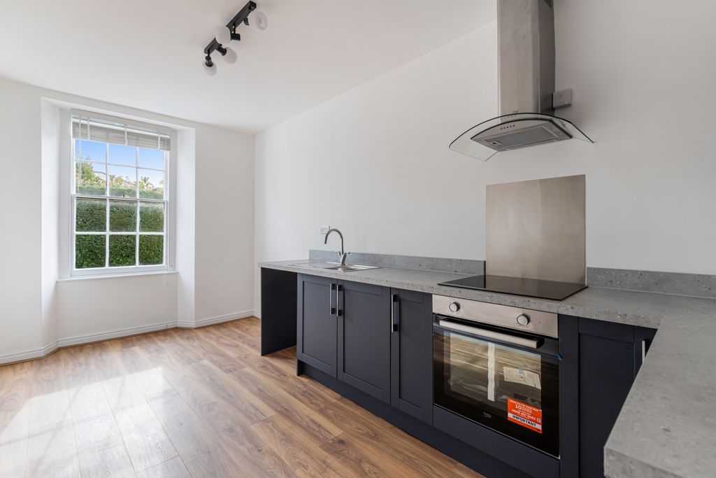 Property photo 3 of 12 A10 - 3 Courtlands Torquay - 250414