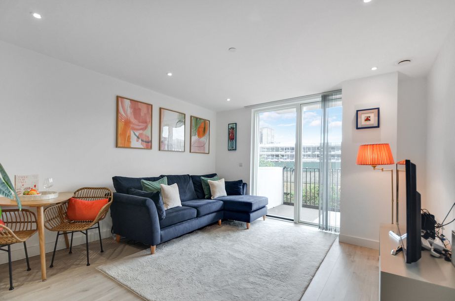 Property photo 1 of 25 Lounge Area (2).Jpg