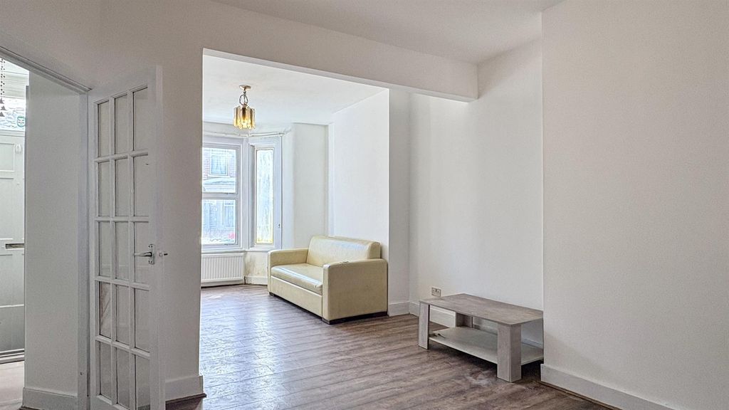 Property photo 1 of 11 Ashford Rd, E6 House For Sale By Barrain London Es