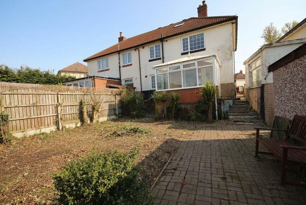 Property photo 3 of 18 Entrance Hallway