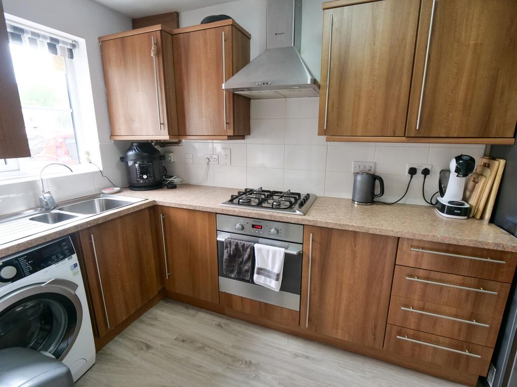 Property photo 3 of 18 Kitchen