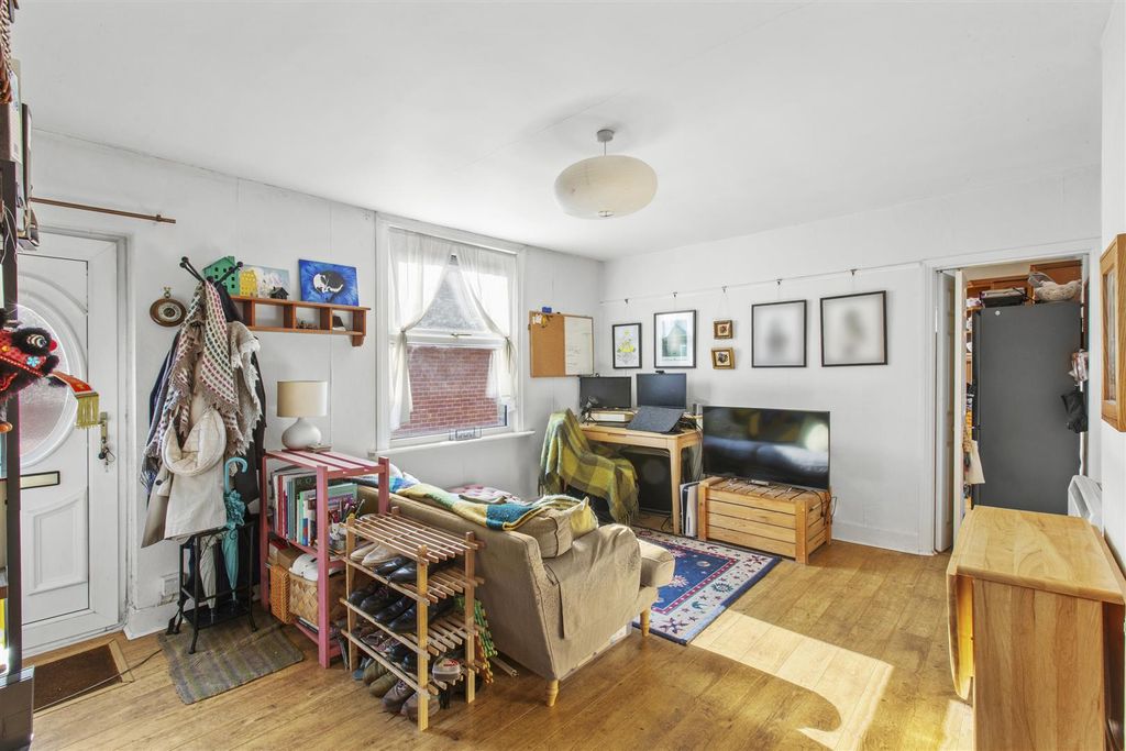 Property photo 2 of 11 18A Desborough Park Rd, Hp12 3Bq-4.Jpg