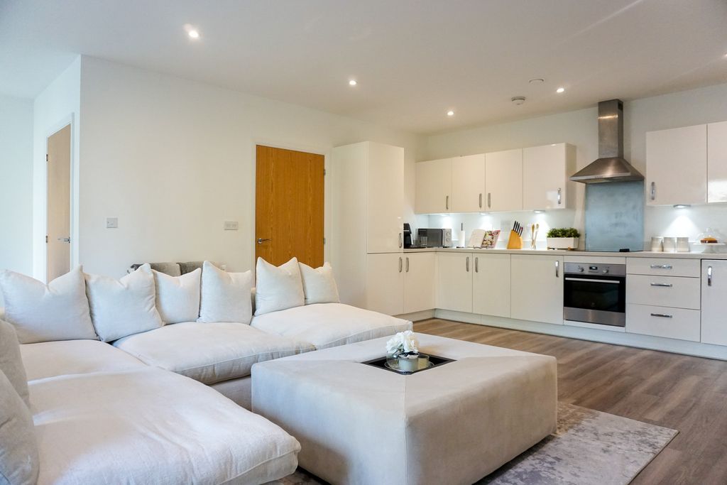 Property photo 3 of 18 Kitchen/Lounge