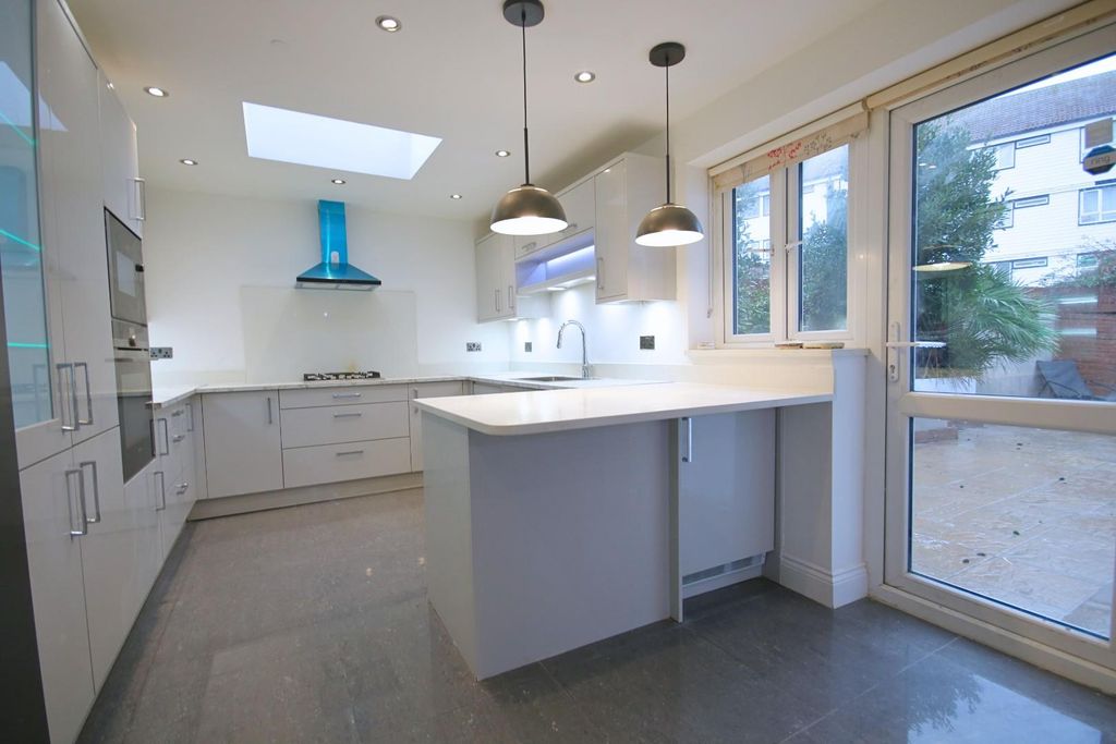 Property photo 2 of 20 Kitch2 (24).Jpg