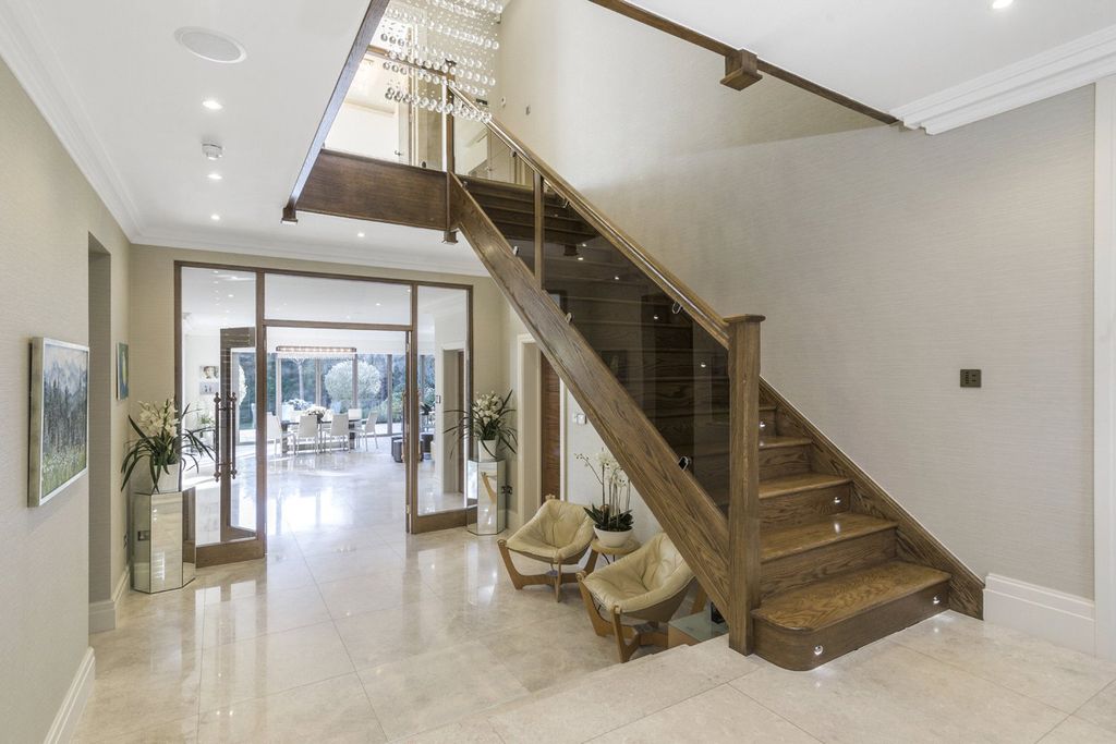 Property photo 2 of 18 Entrance Hall