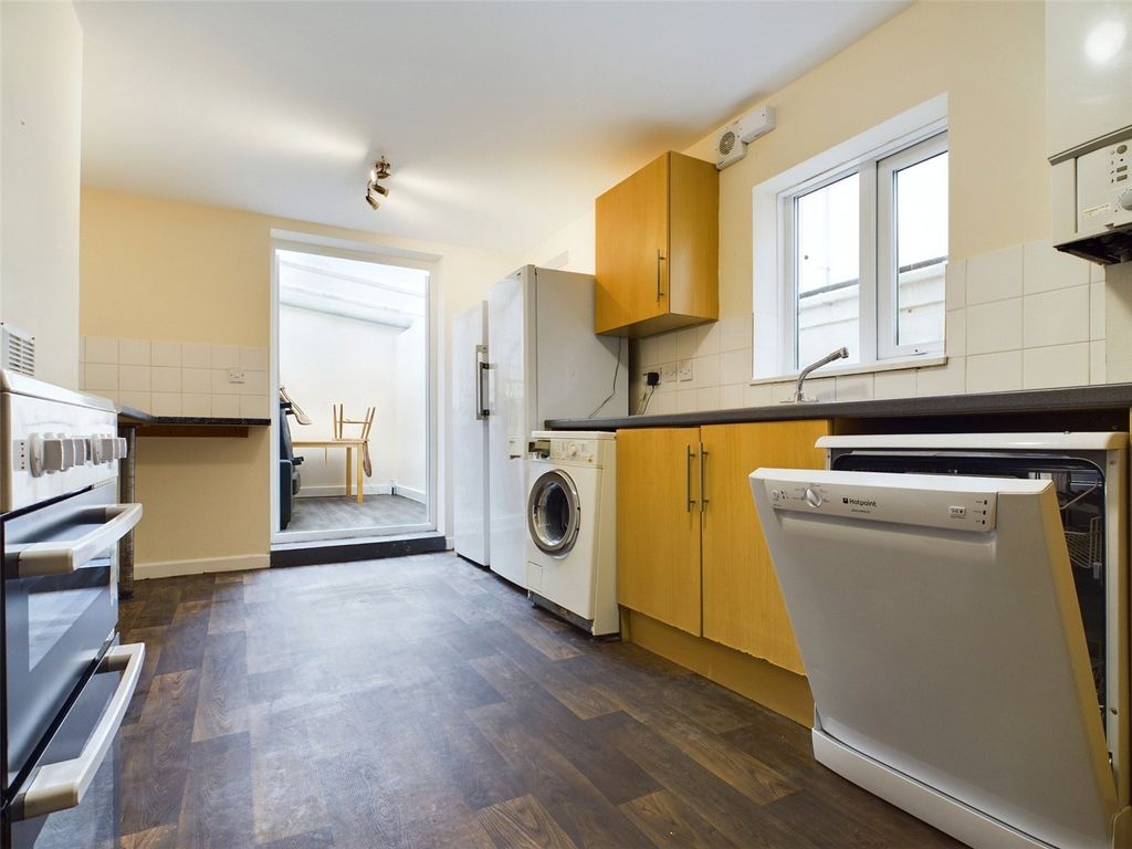 Property photo 2 of 8 Kitchen