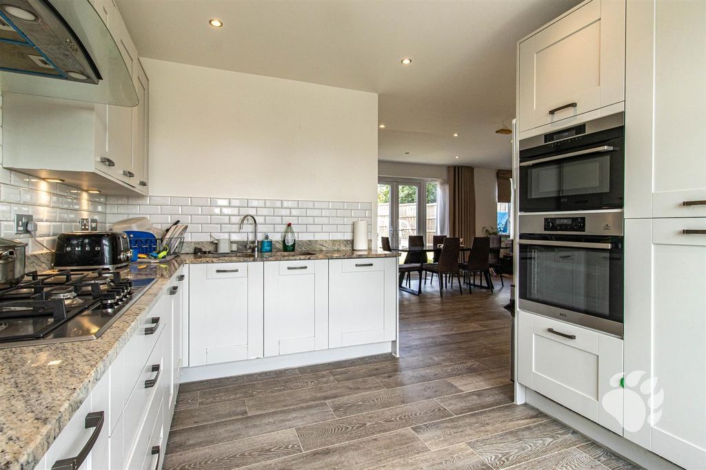 Property photo 2 of 33 Kitchen