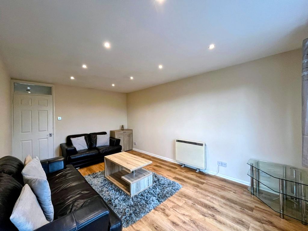 Property photo 3 of 11 Living Room