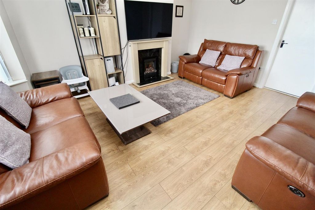 Property photo 2 of 13 Lounge