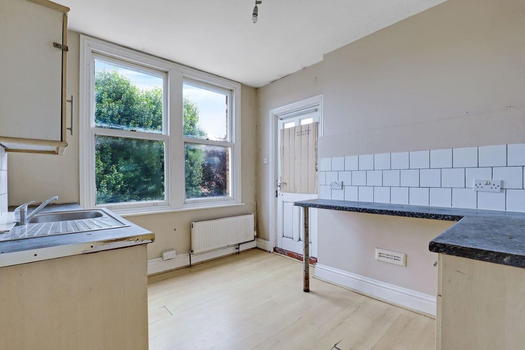 Property photo 2 of 15 11-51Bcjhpropworld - 63B Sydenham Road - 31-Medium