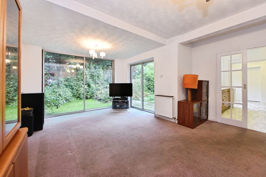 Property photo 3 of 17 Lounge