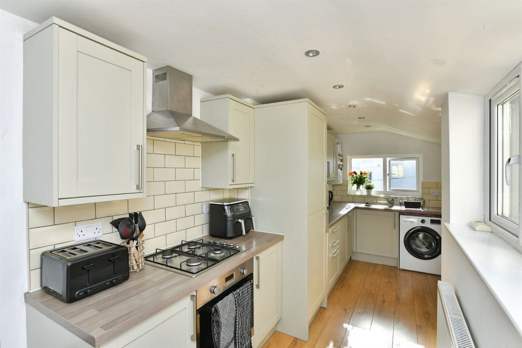 Property photo 2 of 20