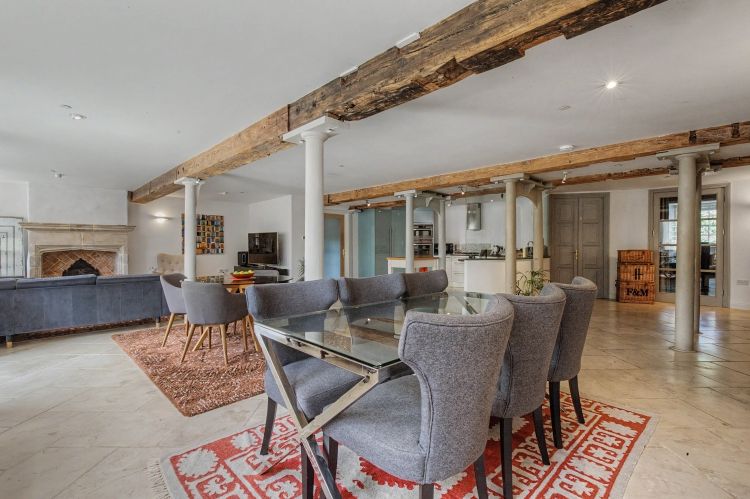 Property photo 2 of 13 331279