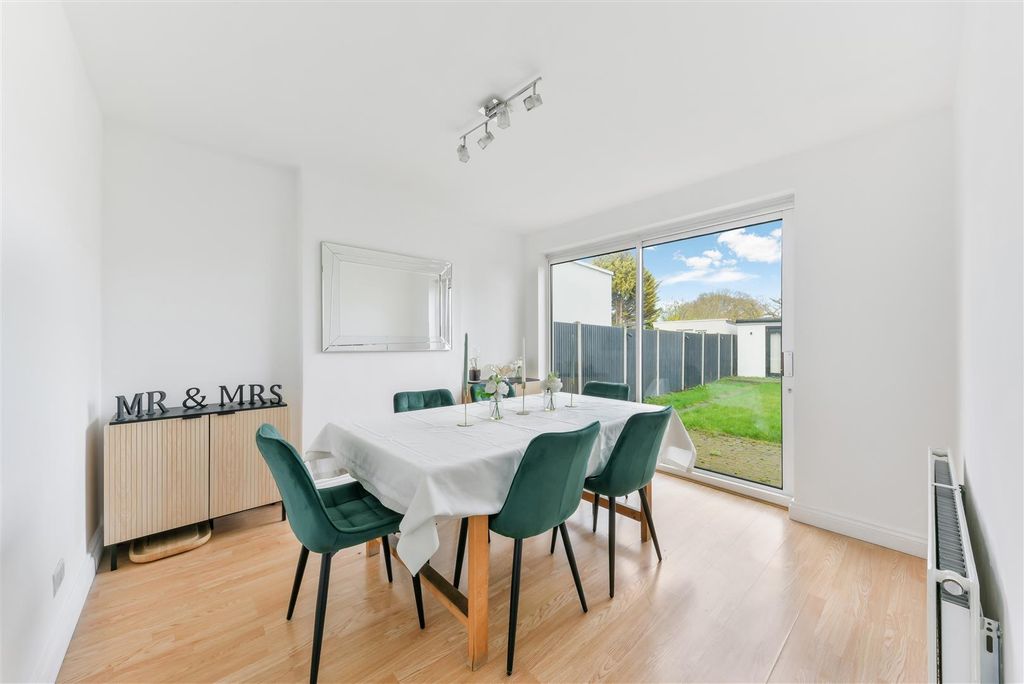 Property photo 2 of 13 Hillcross Avenue (1).Jpg