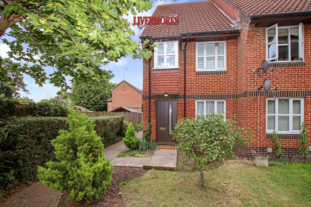 Property photo 1 of 8 30 Heathleed.Jpg
