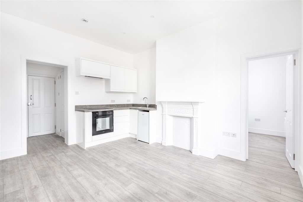 Property photo 1 of 8 Reception/Kitchen