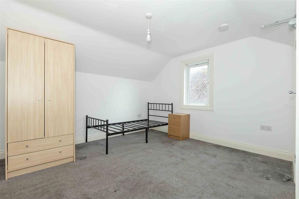 Property photo 3 of 24 5 Western Place_1.Jpg