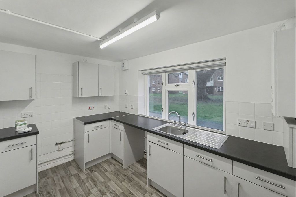 Property photo 3 of 15 Flat 31 Hanover Way, Windsor, Sl4 5Nn