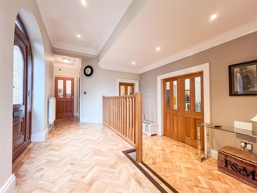 Property photo 2 of 47 Entrance Hall