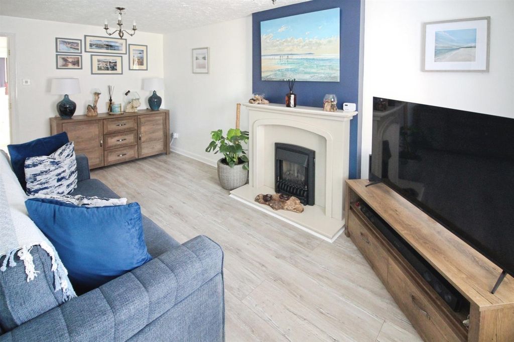 Property photo 3 of 14 Lounge