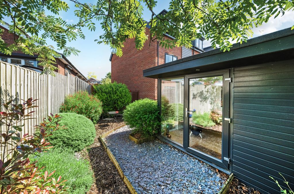 Property photo 3 of 30 27-6821Dd6193878-1281927-Arw-27