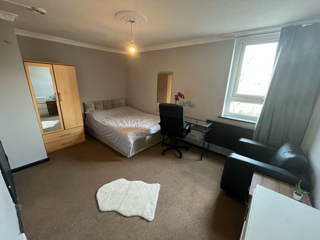 Property photo 1 of 13 Room 3- £785 Available 01/09/2025