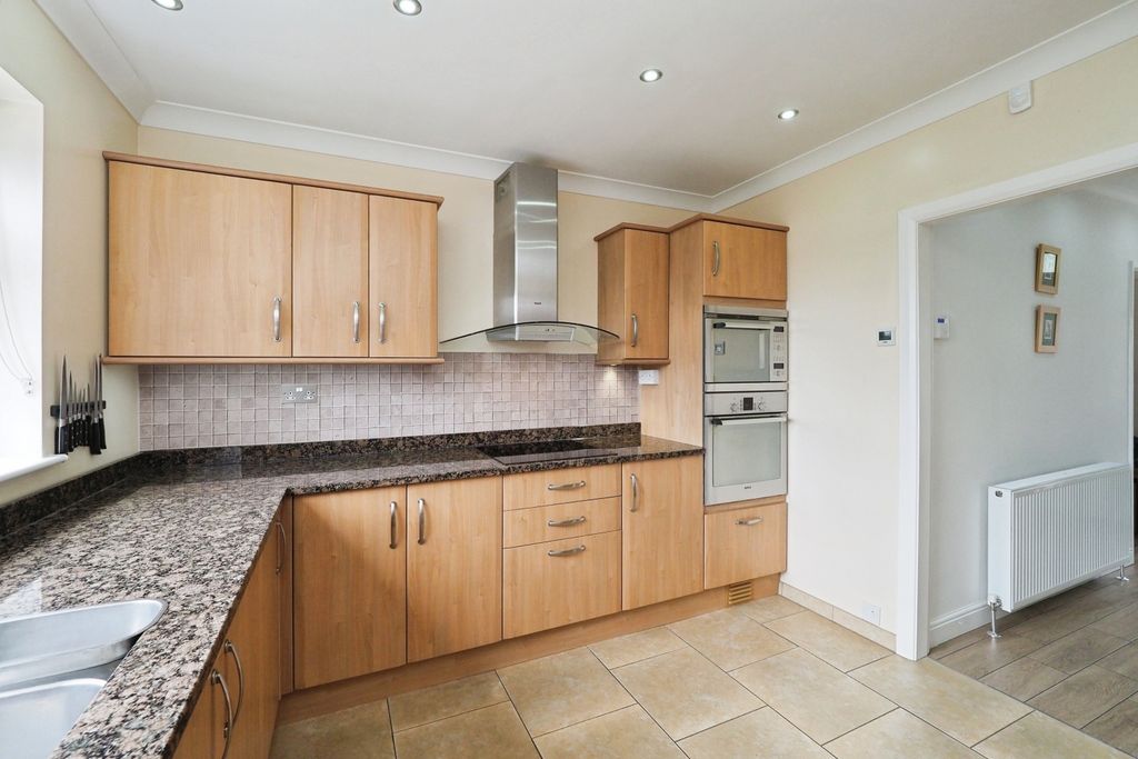 Property photo 2 of 20 Great Sized Modern Kitchen