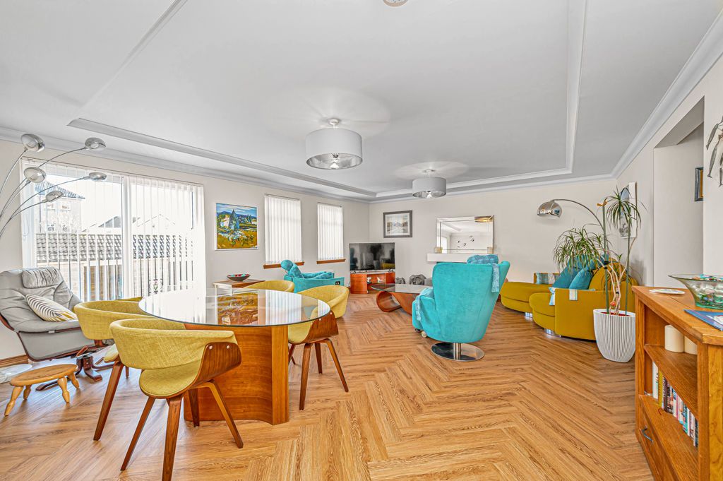 Property photo 3 of 18 Dining