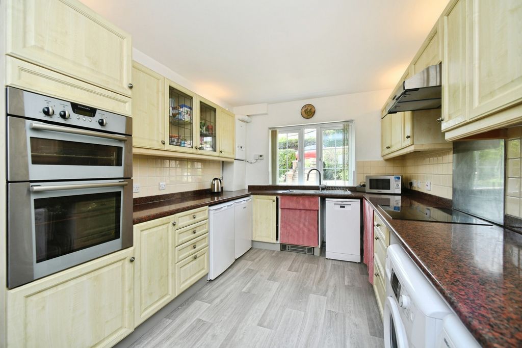 Property photo 2 of 28 Kitchen