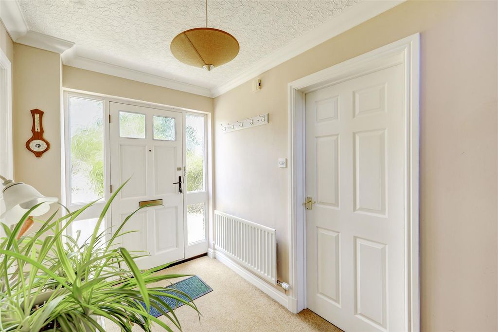 Property photo 2 of 22 Entrance Hall