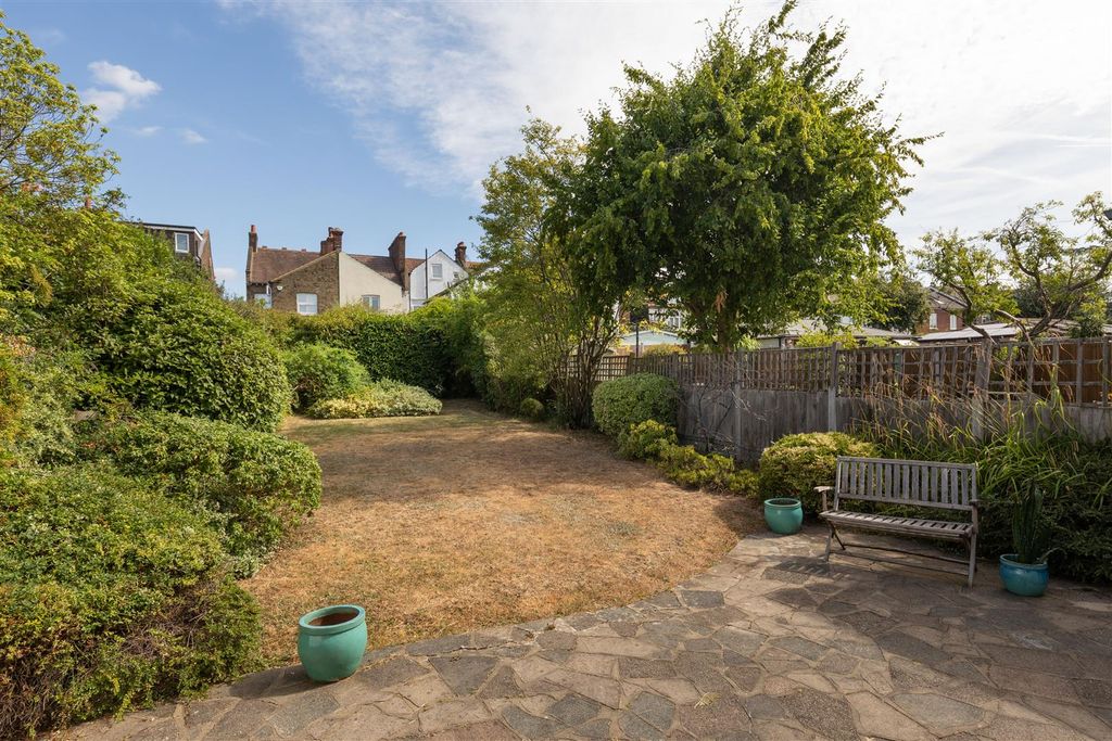 Property photo 2 of 43 Bressey Grove, E18