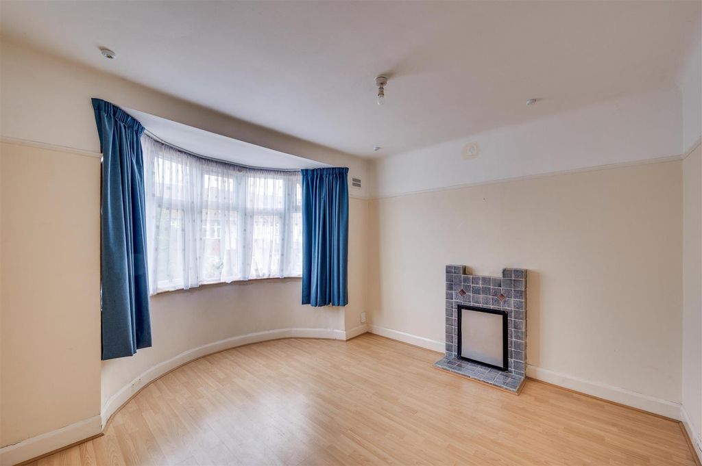 Property photo 2 of 12 Daniels_75A Southview Avenue Neasden Nw10_001.Jpg