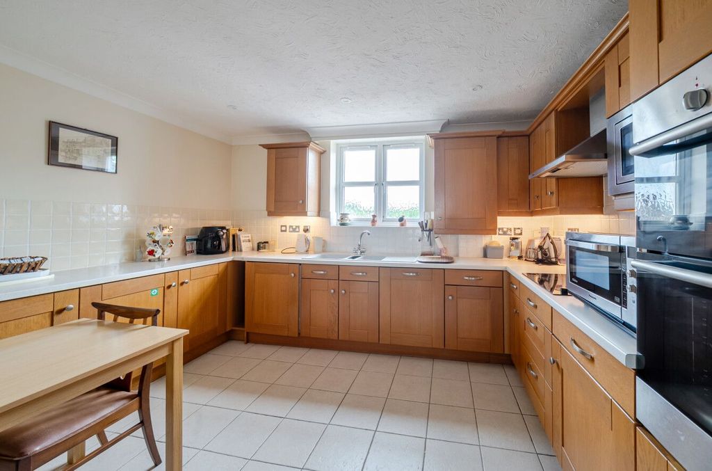 2 bed flat for saleGrigg Lane, Brockenhurst SO42 photo 4
