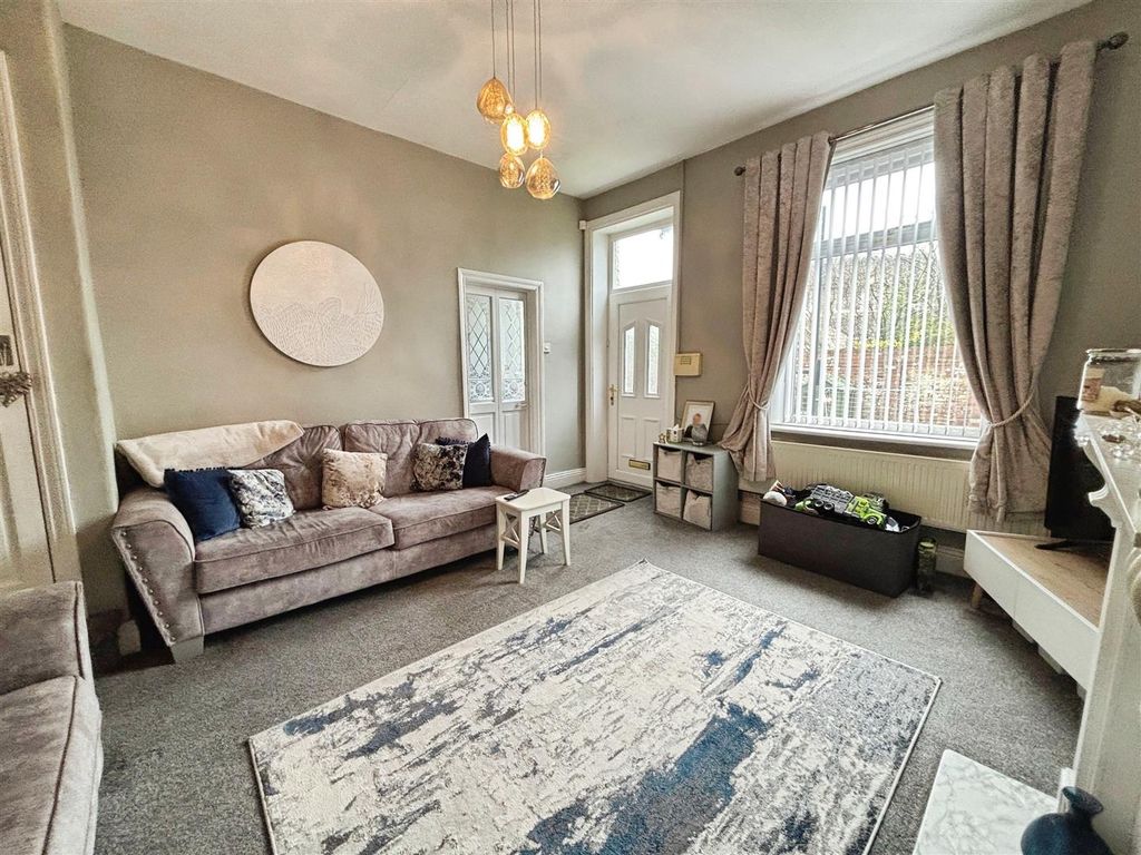 Property photo 2 of 16 Lounge