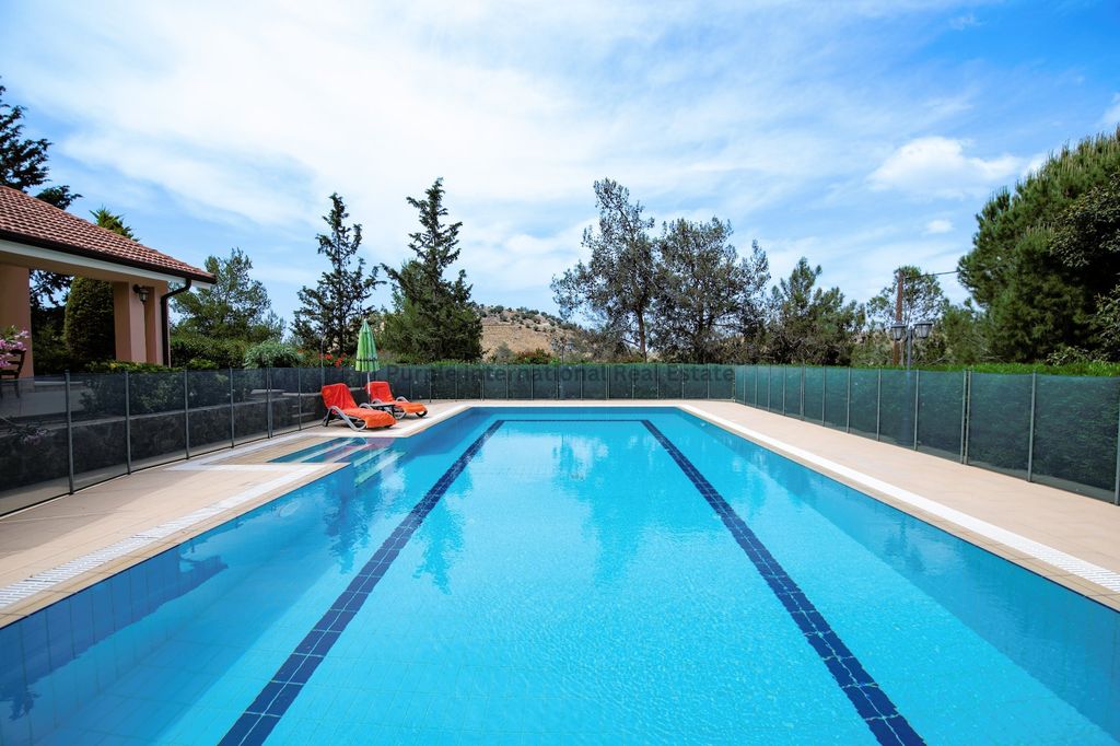 Property photo 2 of 36