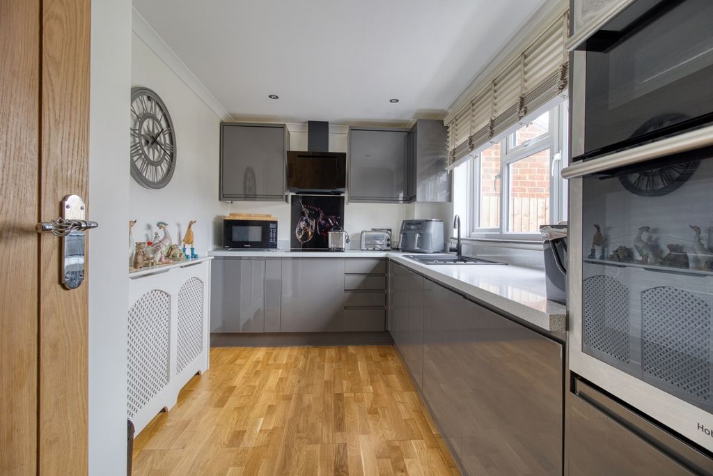 Property photo 3 of 12 Kitchen - Ewemove Swindon South